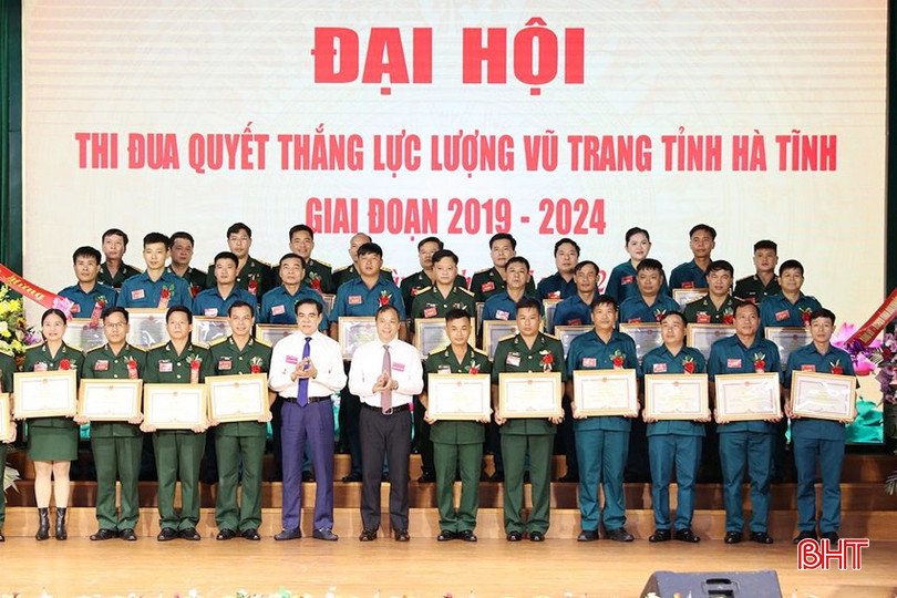 Đại úy Trần Thanh Tài (hàng đầu, thứ 5 từ phải qua trái) là một trong những bông hoa đẹp nhất trong vườn hoa thi đua quyết thắng của LLVT Hà Tĩnh. bang-khen-uy-ban-tinh-1-367.jpg