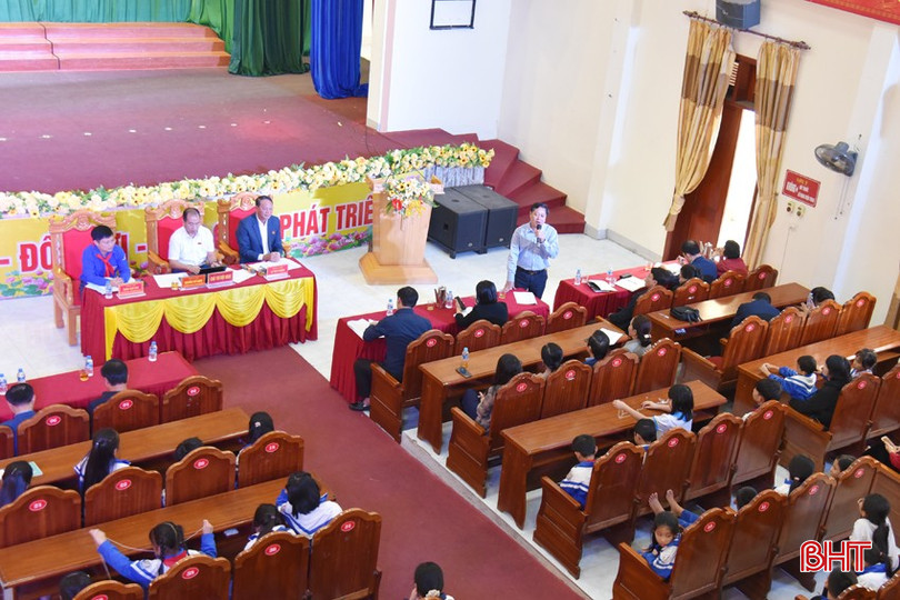 Trưởng phòng LĐ-TB&XH huyện Lộc Hà Nguyễn Ngọc Thạch trao đổi các giải pháp để chăm sóc, bảo vệ trẻ em tốt hơn trước các vấn nạn bạo lực học đường... bqbht_br_dsc-2673-copy.jpg