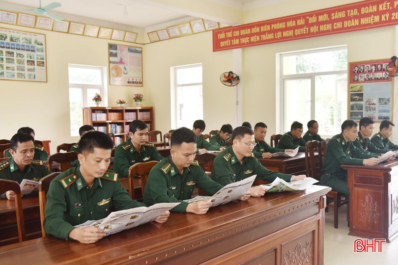Đại úy Huy (thứ 2 từ trái qua, ghế đầu) tham gia giờ đọc báo, xem thời sự cùng đồng đội. bqbht_br_dsc-1585.jpg