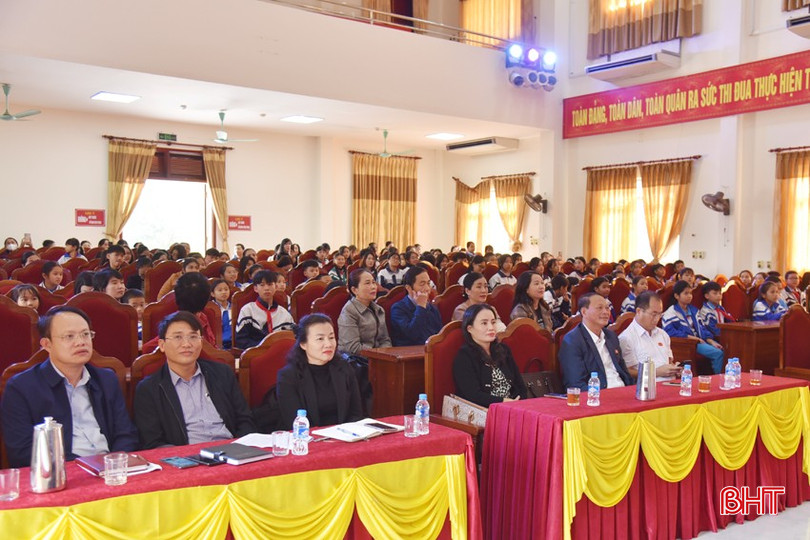 Các đại biểu tham gia buổi tiếp xúc, đối thoại với học sinh trên địa bàn. bqbht_br_dsc-2586-copy.jpg