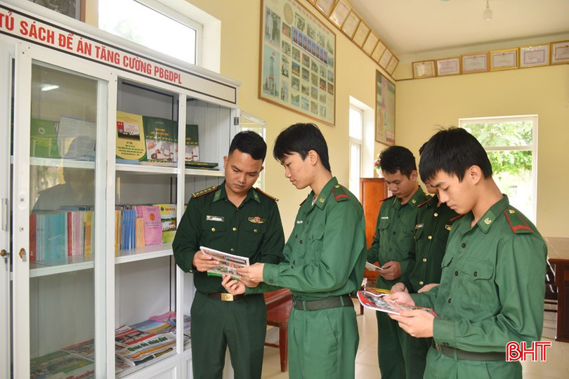 Đại úy Nguyễn Mậu Huy động viên, giúp đỡ các chiến sĩ trẻ nêu cao tinh thần học tập, thường xuyên rèn luyện, quyết tâm bảo vệ biên giới quê hương. bqbht_br_dsc-1619.jpg