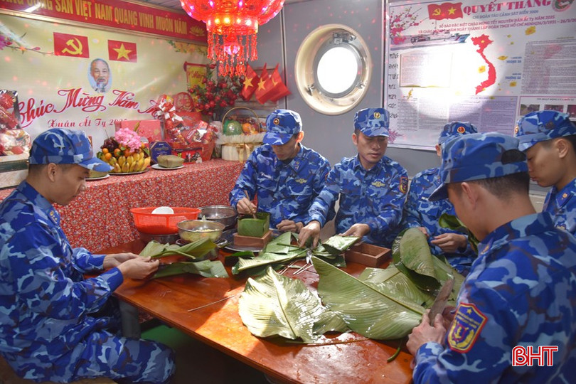 Gói bánh chưng chuẩn bị đón Tết trên tàu trực sẵn sàng chiến đấu. bqbht_br_dsc-4033.jpg