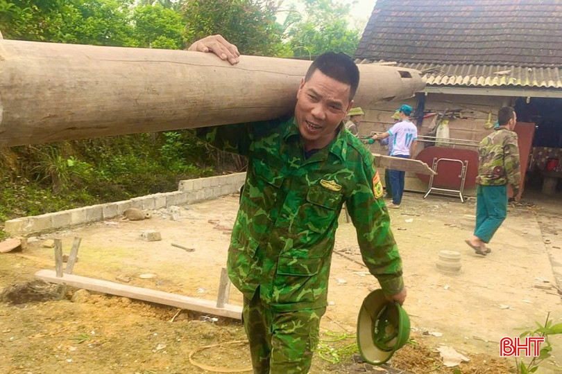 Đại úy Phạm Song Hào cùng đồng đội tham gia giúp đỡ các hộ khó khăn ở xã Thọ Điền chỉnh trang, nâng cấp nhà ở. bqbht_br_2111-copy.jpg