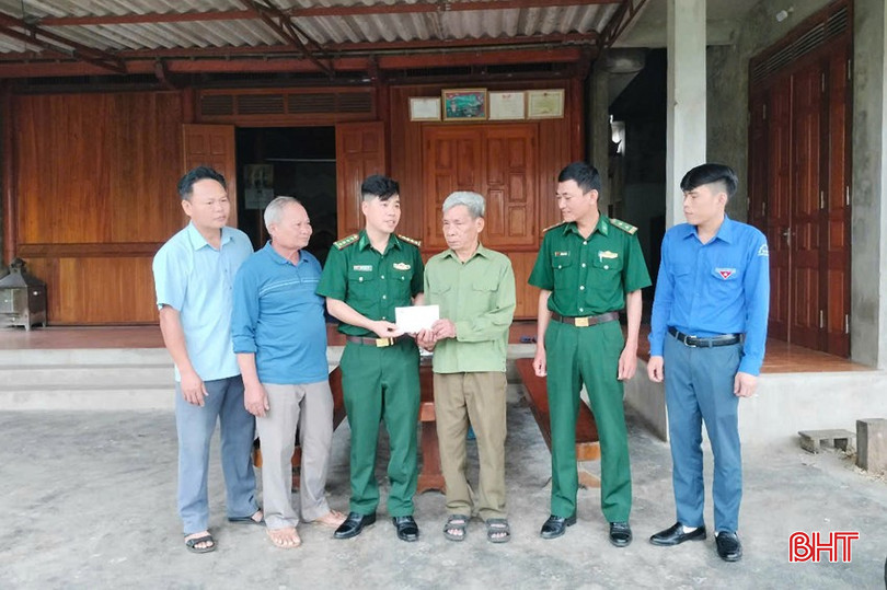 BĐBP Hương Quang đến thăm hỏi, động viên, giúp đỡ gia đình khó khăn trên địa bàn xã Quang Thọ. bqbht_br_2231-copy.jpg