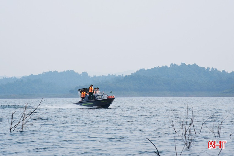 BĐBP Hương Quang tuần tra, kiểm soát vùng lòng hồ Ngàn Trươi - Cẩm Trang và tuyến đường thủy vào khu vực biên giới. bqbht_br_dsc-2519-copy.jpg