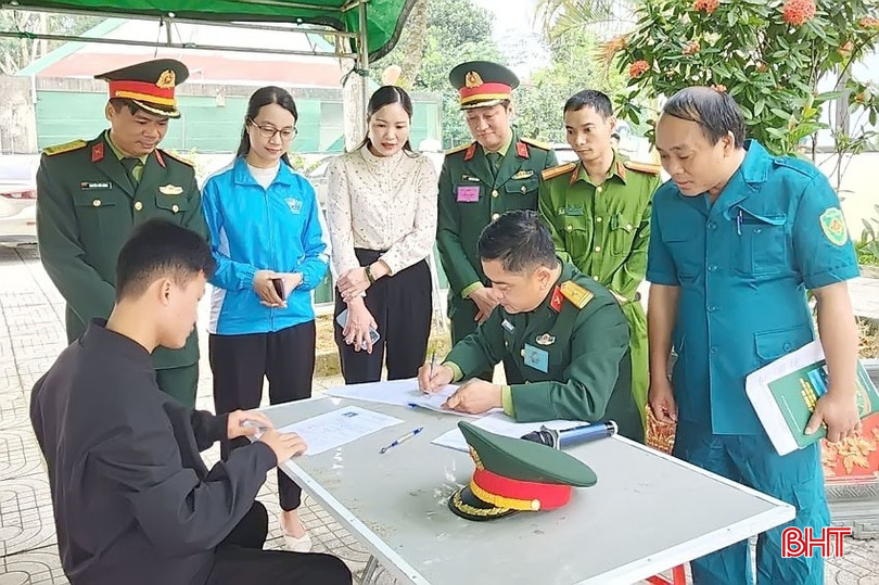 Thượng tá Nguyễn Tiến Dũng tham gia kiểm tra, giám sát công tác tuyển gọi thanh niên nhập ngũ ở Hương Khê. bqbht_br_anh-5-copy-9829.jpg