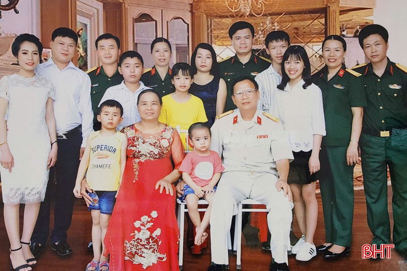 Truyền thống gia đình là nền tảng vững chắc, tạo động lực tinh thần để Thượng tá Nguyễn Tiến Dũng phấn đấu, trưởng thành. bqbht_br_anh-6-copy.jpg