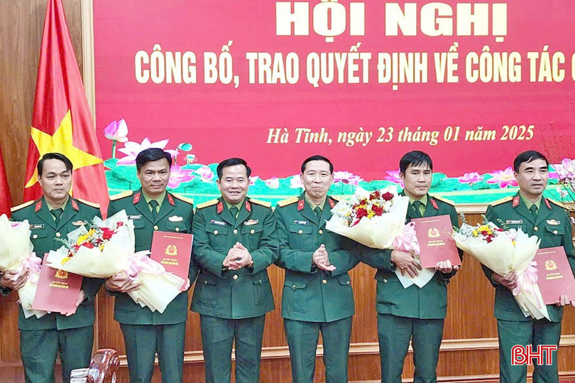 Lãnh đạo Bộ CHQS tỉnh trao quyết định bổ nhiệm Phó Chủ nhiệm Chính trị Bộ CHQS tỉnh của Bộ Tư lệnh Quân khu 4 cho Thượng tá Nguyễn Tiến Dũng (thứ 2 từ trái qua phải). bqbht_br_anh-1-copy.jpg