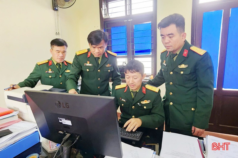 Thượng tá Nguyễn Tiến Dũng (thứ 2 từ trái sang) hướng dẫn, giúp đỡ đồng nghiệp nâng cao trình độ, năng lực hoàn thành tốt chức trách, nhiệm vụ được giao. bqbht_br_z6255723866946-1ab0755c3f65a0436f9cf2f48a5a1017-copy.jpg