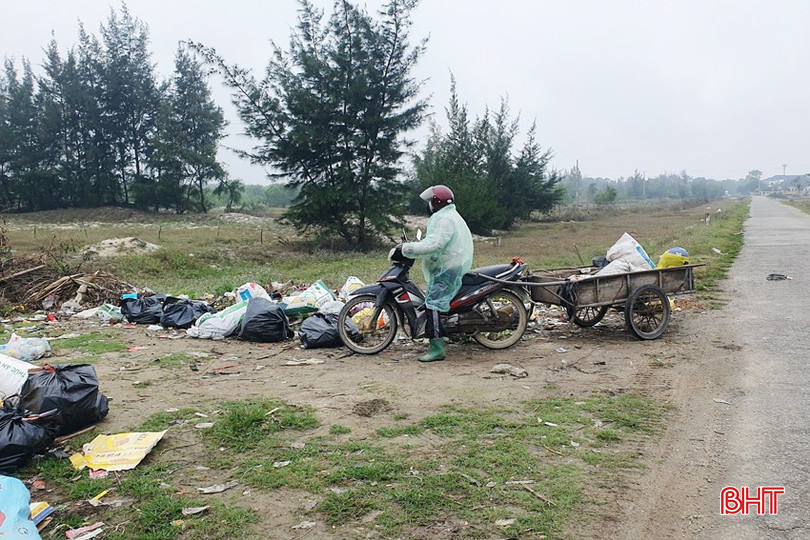 Người dân ngang nhiên chở rác ra đổ bên đường 19/5 (đoạn qua thôn Toàn Thắng, xã Thạch Trị). bqbht_br_3-copy.jpg