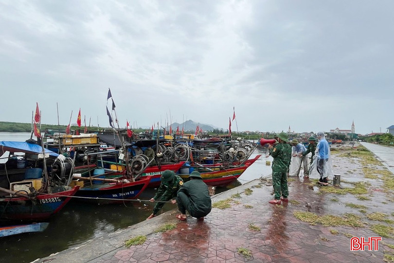 BĐBP Cửa Sót hỗ trợ ngư dân xã Lộc Hà chằng néo tàu thuyền trước khi bão đến. bqbht_br_2-copy.jpg