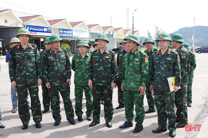 Thiếu tướng Hoàng Duy Chiến - Phó Tư lệnh Quân khu 4 và đoàn công tác của Bộ CHQS tỉnh kiểm tra công tác ứng phó với mưa bão tại cảng cá Cửa Sót. bqbht_br_1-copy.jpg