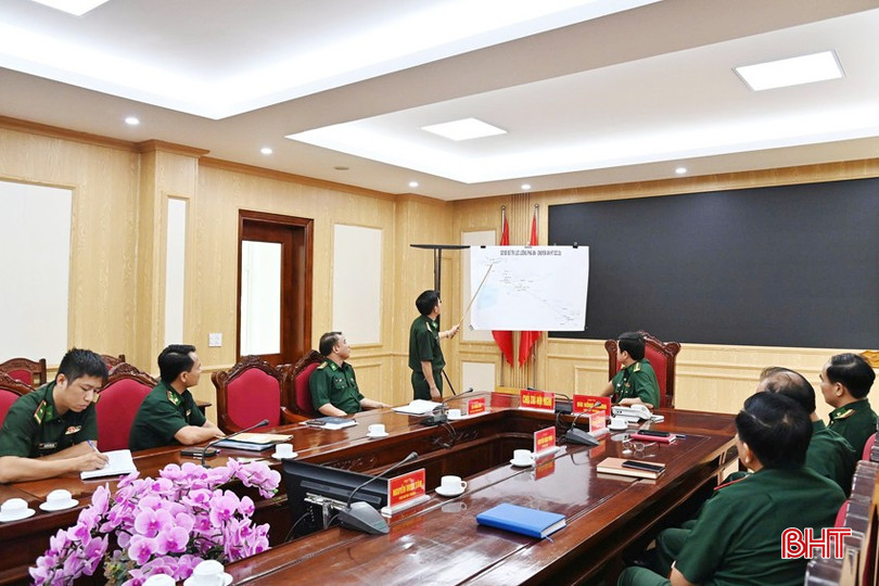 Đại tá Phan Mạnh Tâm - Trưởng phòng Phòng chống ma túy và Tội phạm, Ban Chỉ huy BĐBP Hà Tĩnh báo cáo kế hoạch đánh án ma túy ở biên giới Hương Sơn. bqbht_br_3.jpg