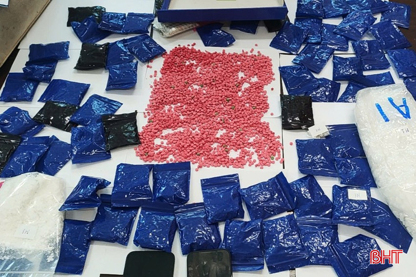 Ngày 24/6, các lực lượng đã bắt giữ 2 đối tượng, thu 2 kg ma túy đá, 100g ketamin, 14 nghìn viên hồng phiến. bqbht_br_1.jpg
