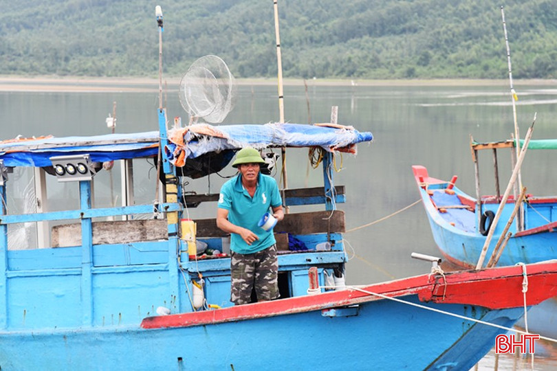 Anh Trần Văn Nhất (phường Hải Ninh) đang chuẩn bị các ông câu để tái sản xuất. bqbht_br_dsc-0951.jpg