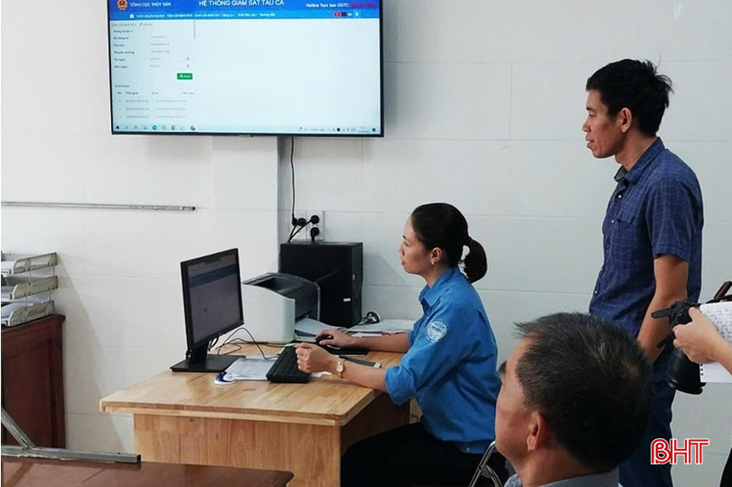 Cán bộ Ban Quản lý các cảng cá và khu neo đậu tránh trú bão tàu cá Hà Tĩnh kiểm tra giám sát hành trình các tàu cá đánh bắt xa bờ. bqbht_br_294.jpg