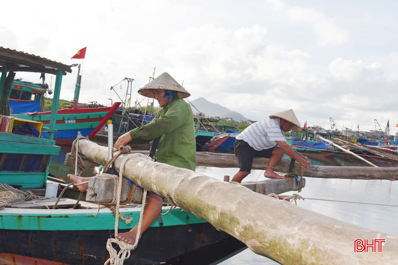 Bố con ông Trần Minh Đức ở thôn Long Hải (xã Lộc Hà) chuẩn bị ngư cụ để vươn khơi. bqbht_br_dsc-0642.jpg