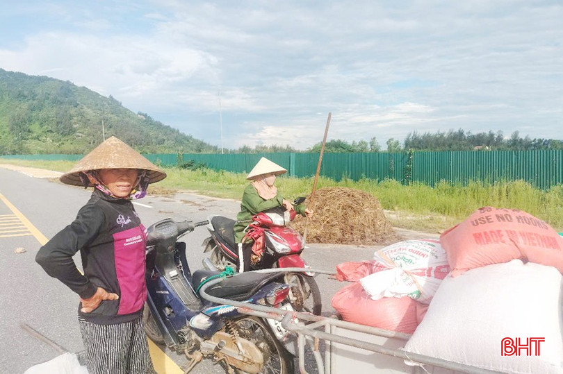 Bà Phạm Thị Chữ (áo đen) bức xúc vì dự án lấy đất rồi bỏ hoang. bqbht_br_111.jpg