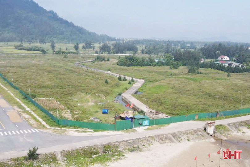 Dù đã xin gia hạn được 6 tháng nhưng Dự án Khu khách sạn, biệt thự nghỉ dưỡng Lộc Hà vẫn đang “đắp chiếu”. bqbht_br_du-an-khu-khach-san-biet-thu-nghi-duong-loc-ha-nam-o-khu-dat-vang-duoc-phe-duyet-dau-tu-hon-8-nam-da-loi-hen-2-lan-nhung-hien-van-dang-dap-chieu.jpg