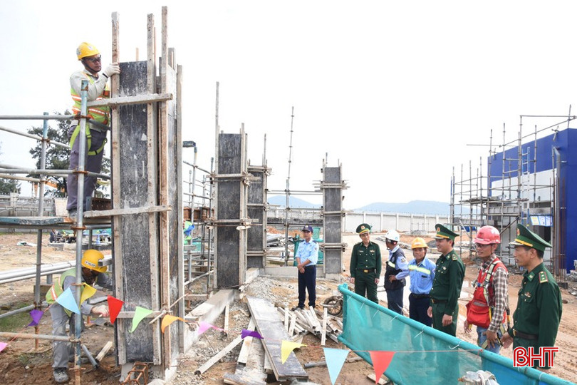Cán bộ, chiến sĩ biên phòng ở Trạm Biên phòng Cửa khẩu cảng than Vũng Áng phối hợp kiểm tra an ninh, an toàn ở công trường thi công Nhà máy Nhiệt điện Vũng Áng 2. bqbht_br_dsc-2229-copy.jpg
