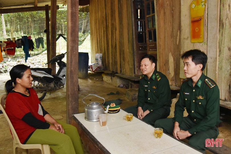 BĐBP Bản Giàng nhắc nhở đồng bào dân tộc Chứt không được vượt biên trái phép sang Lào, không săn bắt động vật rừng, không sẻ phát và lấn chiếm rừng để trồng keo. bqbht_br_dsc-1576-copy.jpg