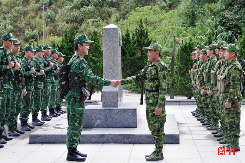Đồn Biên phòng Cửa khẩu quốc tế Cầu Treo cùng Đại đội Bảo vệ biên giới 253 (Bộ CHQS tỉnh Bolikhămxay, Lào) tuần tra song phương bảo vệ đường biên, cột mốc quốc giới chung. bqbht_br_don-bien-phong-cua-khau-quoc-te-cau-treo-tuan-tra-bao-ve-duong-bien-cot-moc-voi.jpg