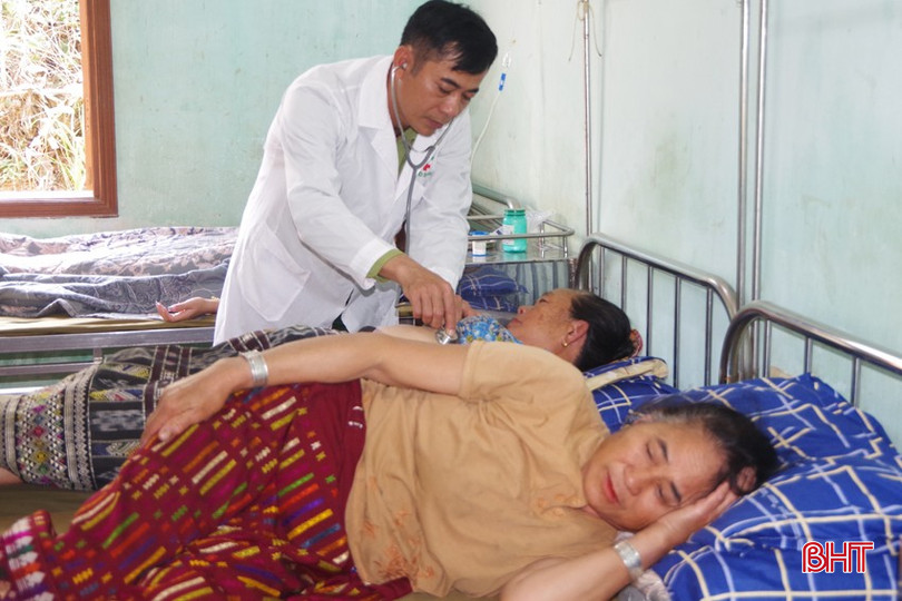 Quân y biên phòng Hà Tĩnh thắt chặt tình bang giao, vun đắp tình đoàn kết Việt - Lào qua hoạt động chăm sóc sức khỏe cho cư dân nước bạn. bqbht_br_quan-y-bien-phong-ha-tinh-that-chat-tinh-bang-giao-vu-dap-tinh-doan-ket-viet-lao-qua-tung-mui-tiem-vien-thuoc-cham-soc-suc-khoe-cho-cu-dan-nuoc-ban-2.jpg
