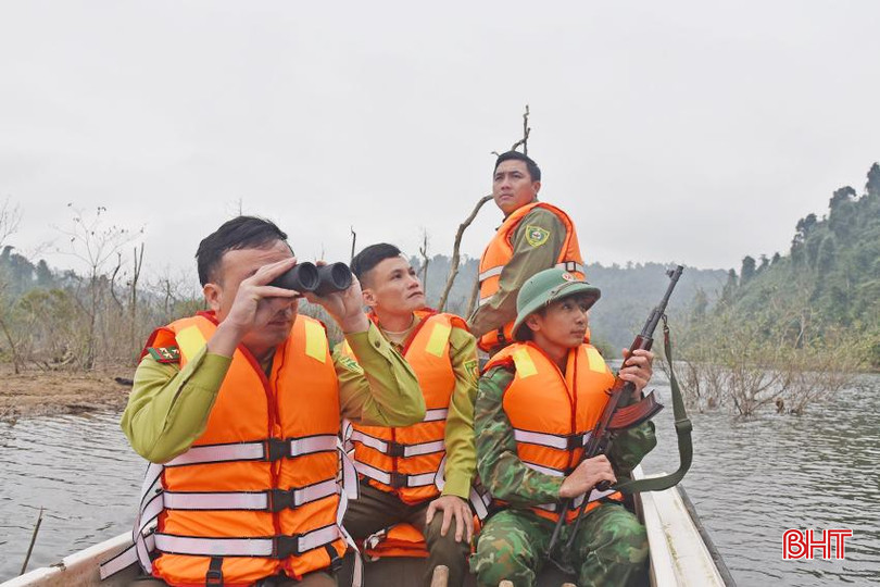 Cán bộ Vườn Quốc gia Vũ Quang phối hợp Đồn Biên phòng Hòa Hải (Hương Khê) tuần tra bảo vệ rừng tại gốc trong khu vực đập Đá Hàn. DSC_1690 - Copy - Copy.JPG