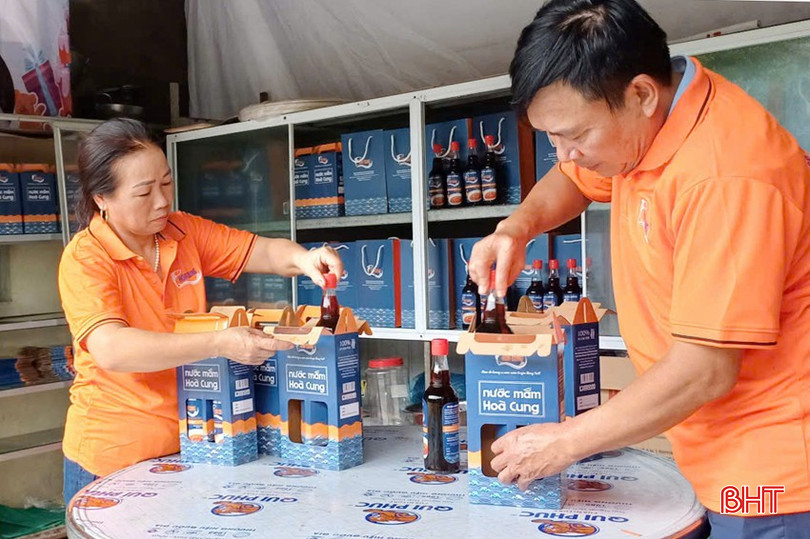 Nước mắm Hòa Cung được đóng chai, dán tem nhãn trước khi đưa ra thị trường. bqbht_br_2-copy.jpg