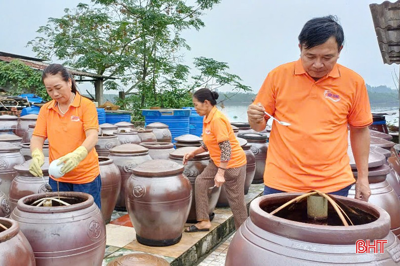 Cơ sở chế biến hải sản Hòa Cung (xã Hộ Độ) kiểm tra những mẻ nước mắm được muối trong chum sành hơn 1 năm trước khi chiết xuất phục vụ thị trường tết cổ truyền. bqbht_br_1-copy-8912.jpg
