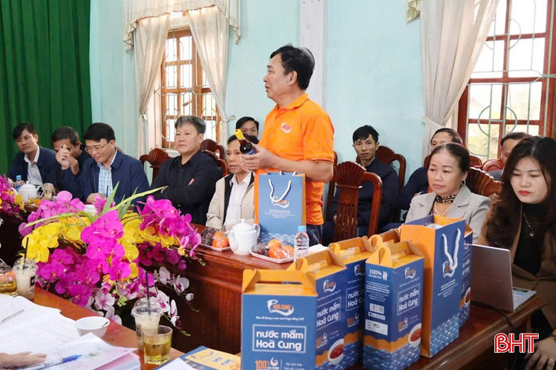 Đại diện cơ sở chế biến hải sản Hòa Cung giới thiệu trước Hội đồng Đánh giá thẩm định, chấm điểm phân hạng sản phẩm OCOP huyện Lộc Hà. bqbht_br_1-copy.jpg