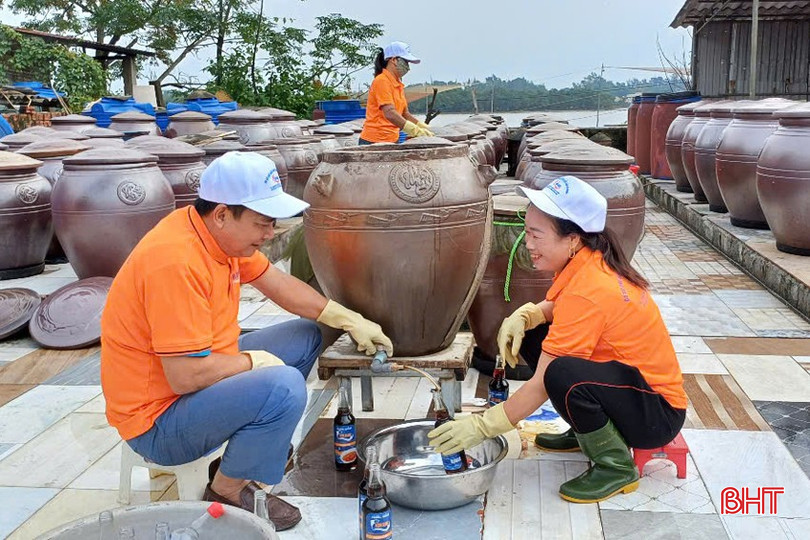 Những mẻ nước mắm thơm ngon, chất lượng được tiến hành đóng chai. bqbht_br_3-copy-7659.jpg
