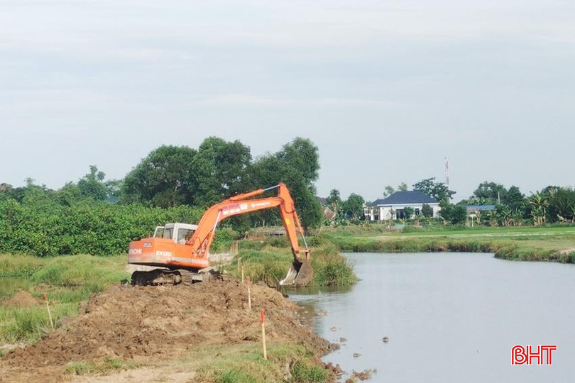 Làm đường nội đồng và kênh mương là những phần việc quan trọng nhất khi chuyển đổi ruộng đất lần 3 ở xã Bình An. PL.jpg