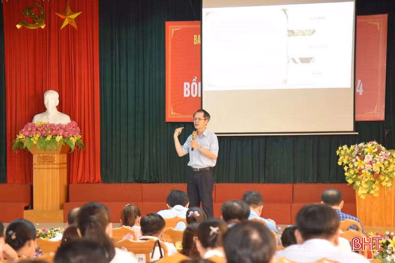 Phó Trưởng ban Tuyên giáo Tỉnh ủy Lê Văn Khánh lên lớp chuyên đề vai trò giáo viên trong giai đoạn hiện nay.