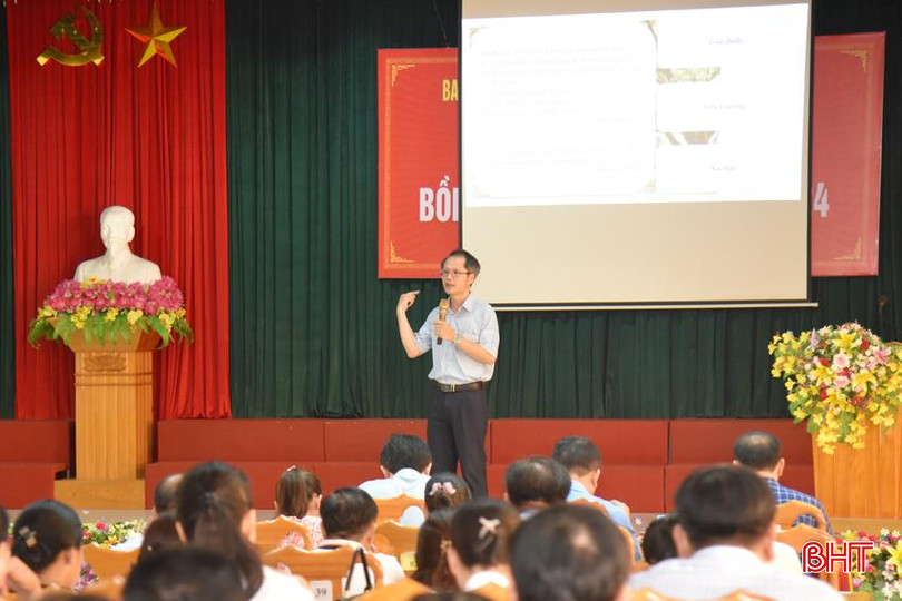 Phó Trưởng ban Tuyên giáo Tỉnh ủy Lê Văn Khánh lên lớp chuyên đề vai trò giáo viên trong giai đoạn hiện nay.