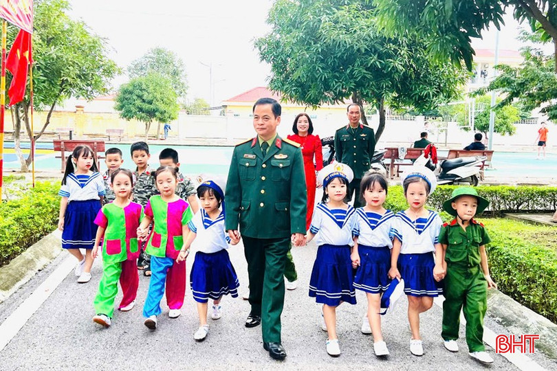 Ban CHQS thị xã Hồng Lĩnh tăng cường giáo dục truyền thống cho thế hệ trẻ (ảnh các "chiến sĩ nhí" của Trường Mầm non Nam Hồng tham quan doanh trại quân đội). bqbht_br_4-copy.jpg