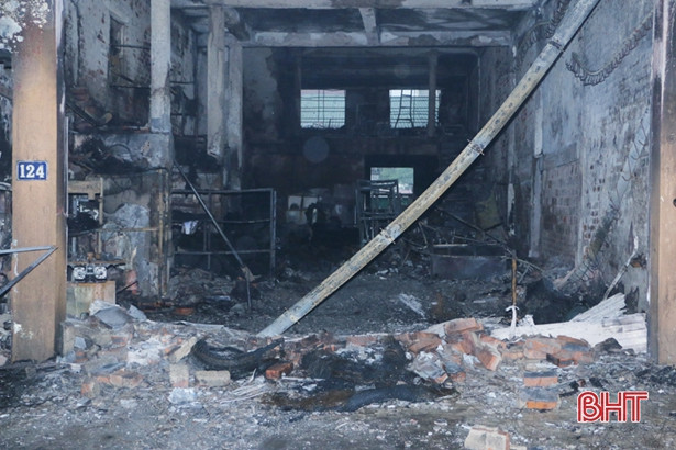 Hiện trường vụ cháy cửa hàng phụ tùng ôtô, săm lốp ở Cẩm Xuyên