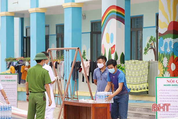 Hiệp hội Doanh nghiệp Hà Tĩnh tặng vật phẩm y tế phòng dịch Covid-19