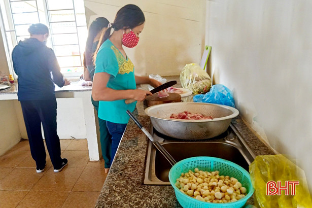 Phụ nữ Hà Tĩnh góp gạo, thổi cơm, hỗ trợ hậu cần khu cách ly tập trung