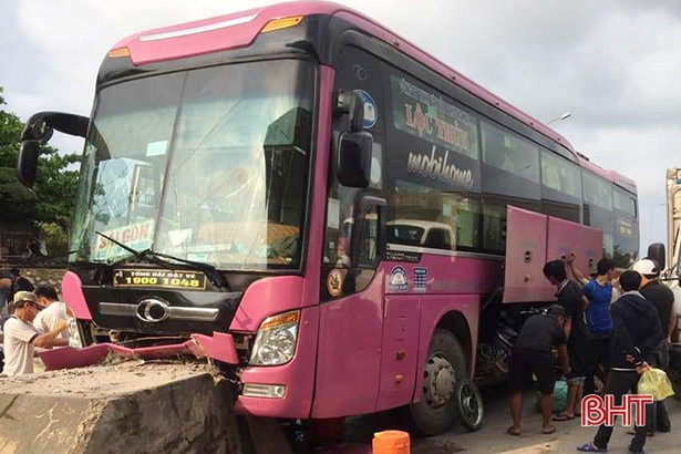 Xe khách đâm vào trụ phân cách trạm thu phí Đèo Ngang