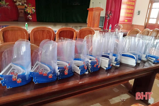 Giáo viên, thanh niên làm hàng trăm mũ chống giọt bắn tặng các lực lượng tuyến đầu chống dịch