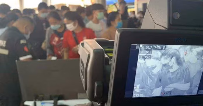 Hàng nghìn lao động Lào làm việc ở Thái Lan xếp hàng rồng rắn ở cửa khẩu chờ được về nước