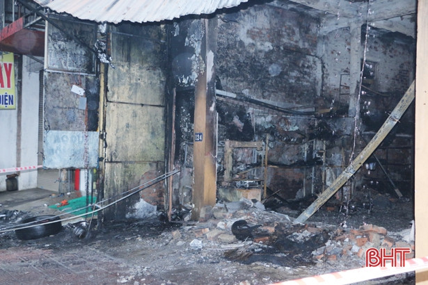Hiện trường vụ cháy cửa hàng phụ tùng ôtô, săm lốp ở Cẩm Xuyên