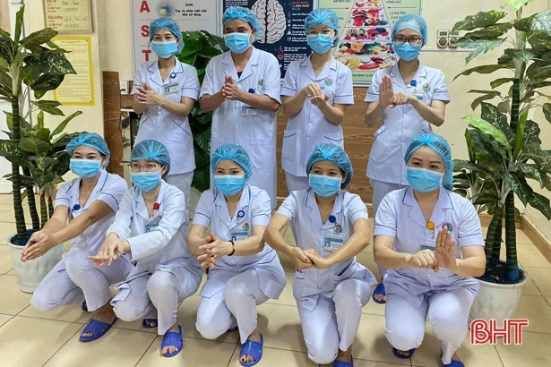 Bác sỹ Hà Tĩnh truyền tải mạnh mẽ thông điệp “Chúng tôi đi làm vì bạn. Bạn hãy ở nhà vì chúng ta”