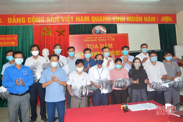 Trao tặng 200 kính chống giọt bắn cho các xã, phường TX Kỳ Anh