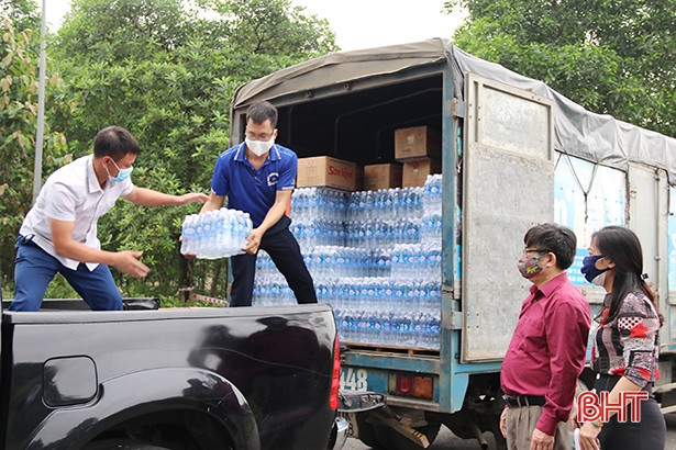 Hiệp hội Doanh nghiệp Hà Tĩnh tặng vật phẩm y tế phòng dịch Covid-19