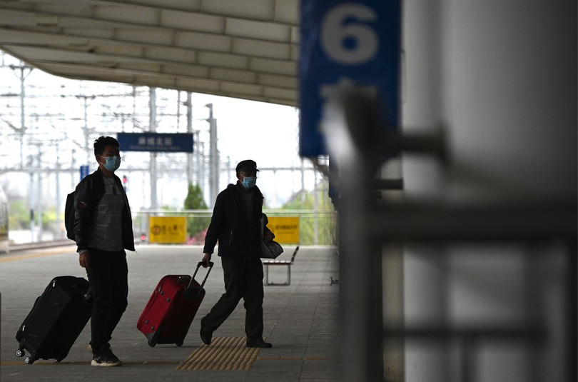 Người dân lũ lượt rời tâm dịch Hồ Bắc ngay khi hết phong tỏa