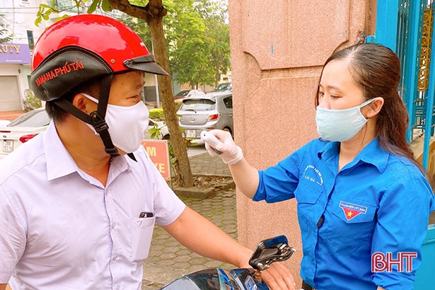 Vào giao dịch ở Kho bạc Nhà nước Hà Tĩnh, khách hàng được phát khẩu trang