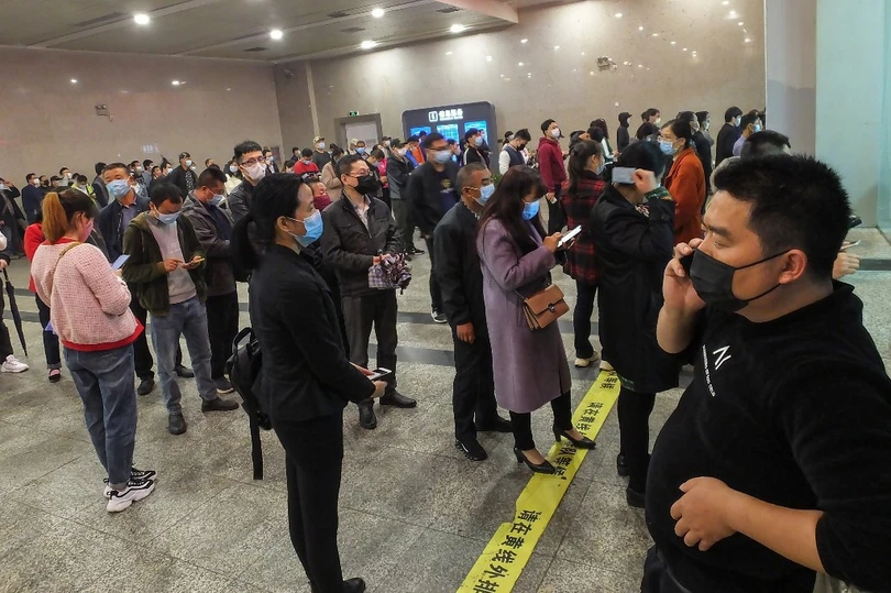 Người dân lũ lượt rời tâm dịch Hồ Bắc ngay khi hết phong tỏa