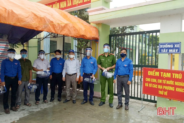 Giáo viên, thanh niên làm hàng trăm mũ chống giọt bắn tặng các lực lượng tuyến đầu chống dịch